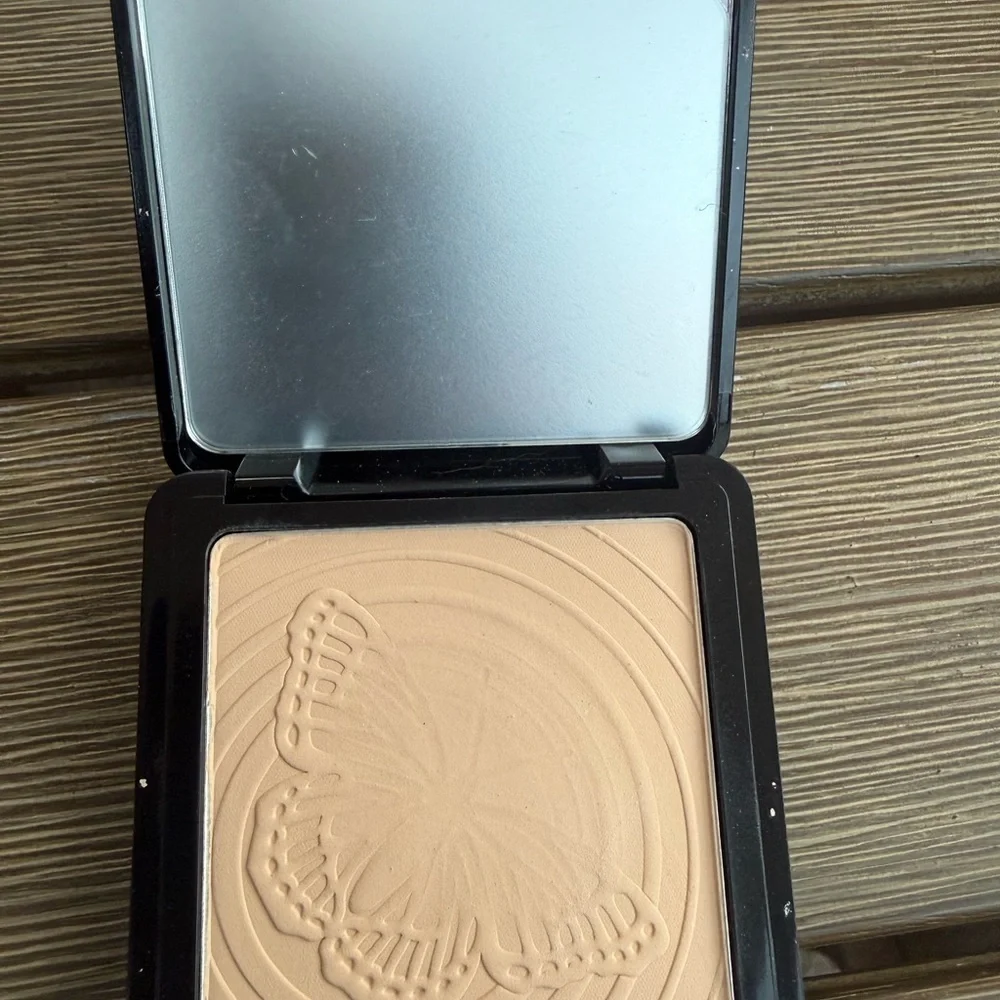 Wind Dancer Pressed Setting Powder - Light